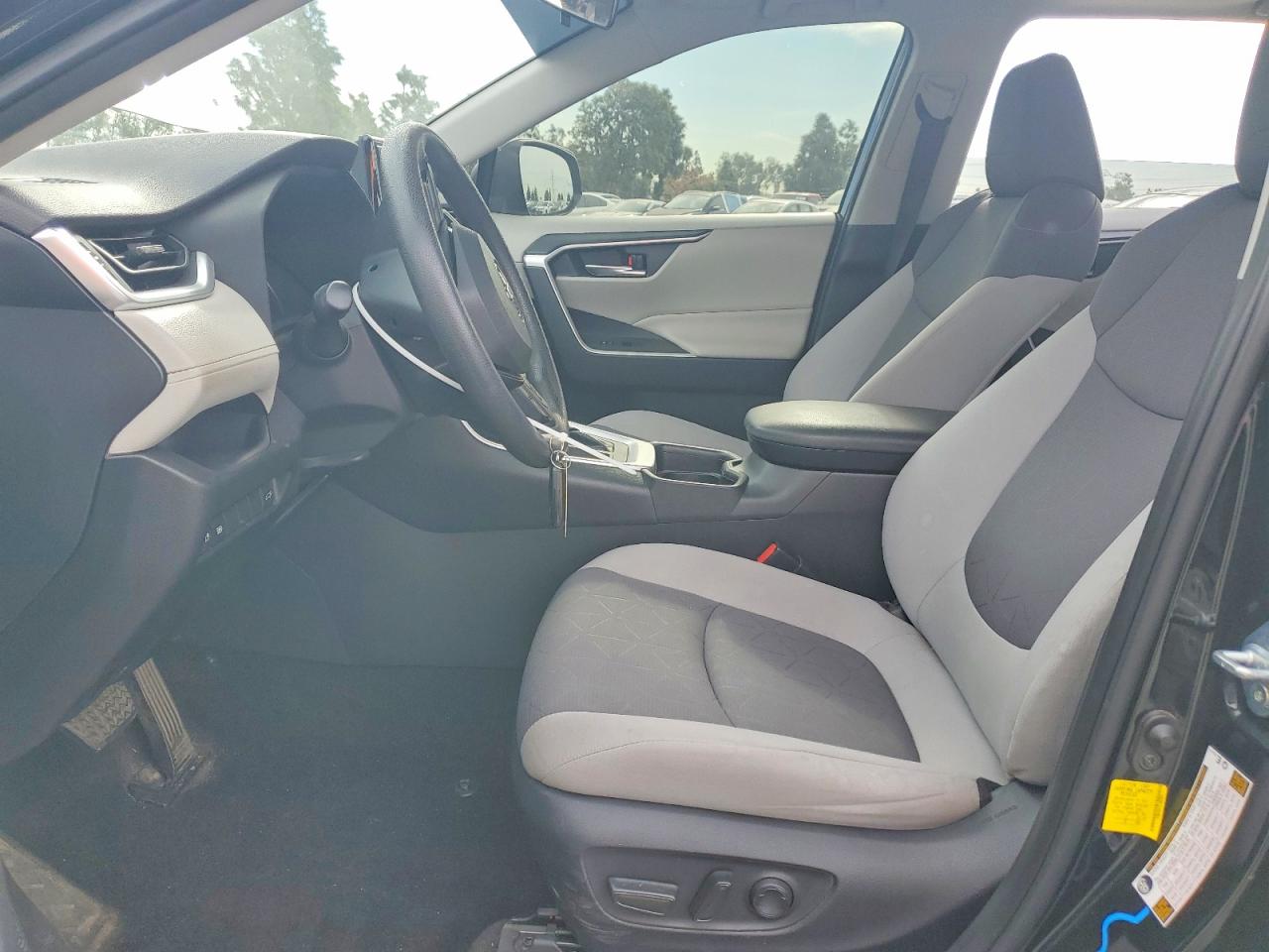 2019 TOYOTA RAV4 XLE photo 7