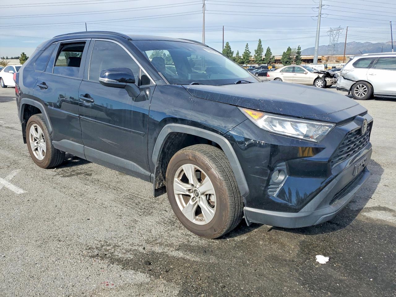 2019 TOYOTA RAV4 XLE photo 4