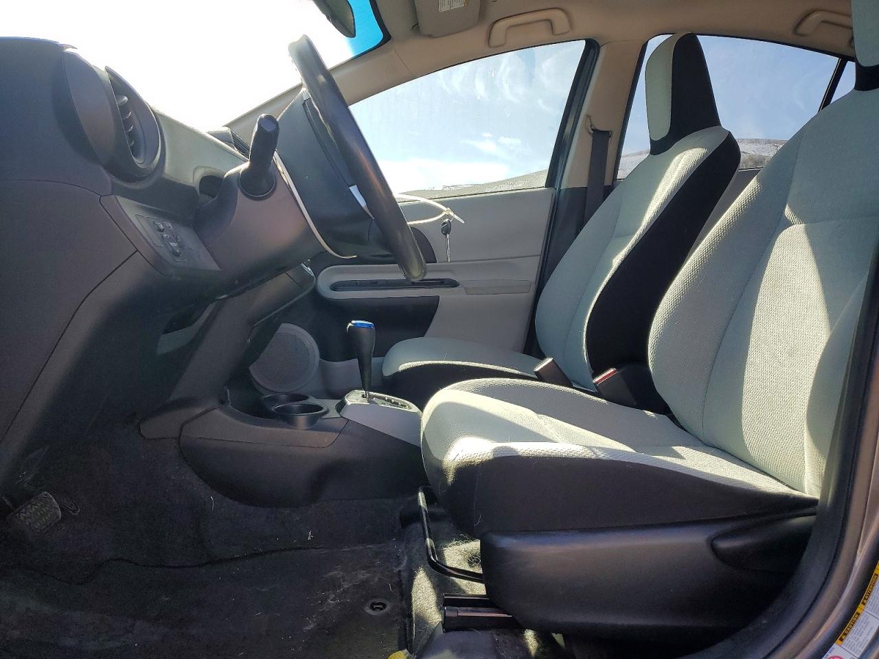 2014 TOYOTA PRIUS C photo 19