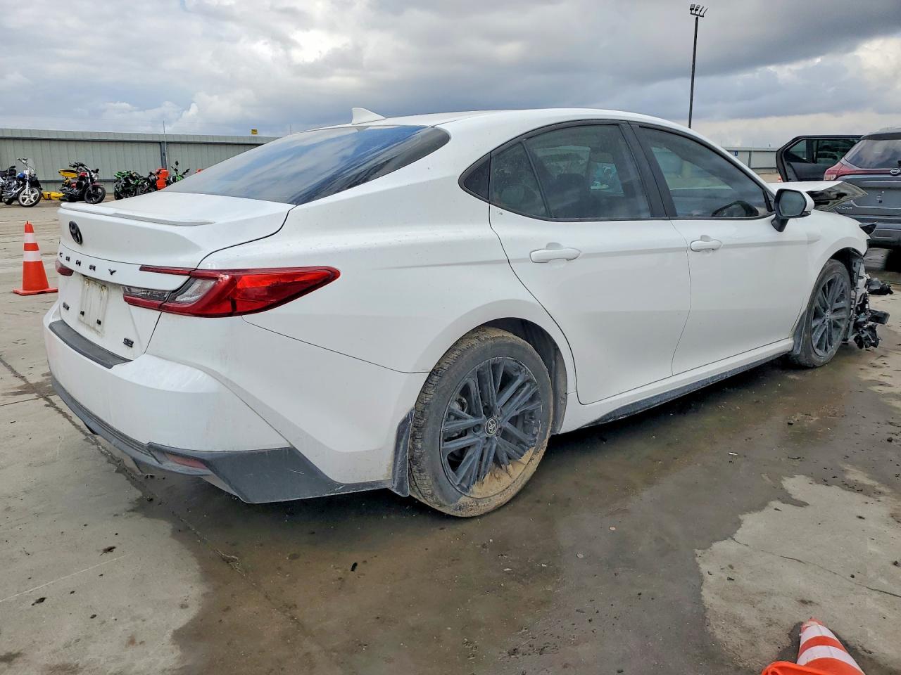 2025 TOYOTA CAMRY SE photo 3