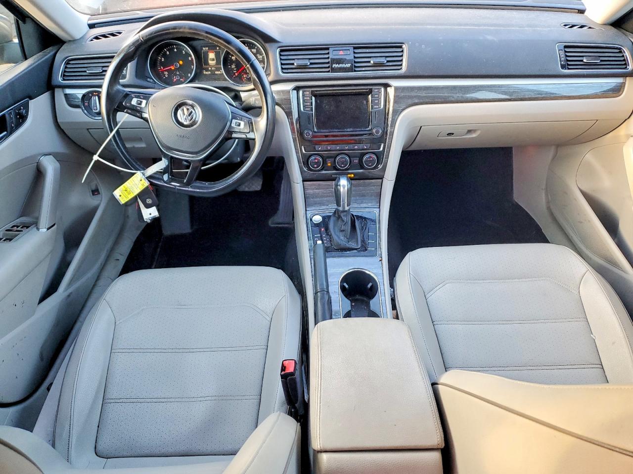 2018 VOLKSWAGEN PASSAT SE photo 15