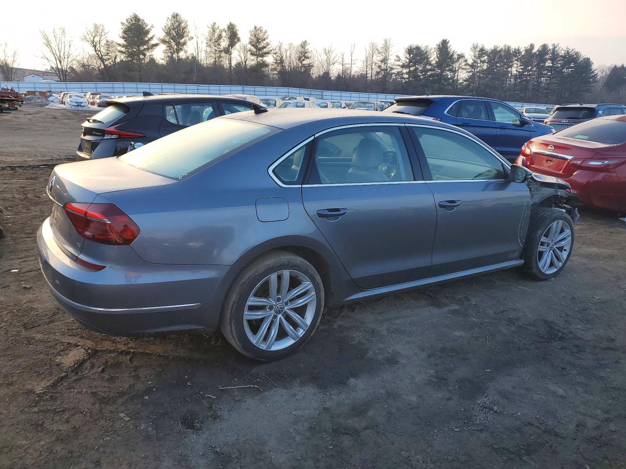 2018 VOLKSWAGEN PASSAT SE photo 5