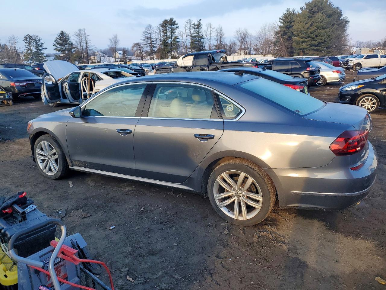 2018 VOLKSWAGEN PASSAT SE photo 3