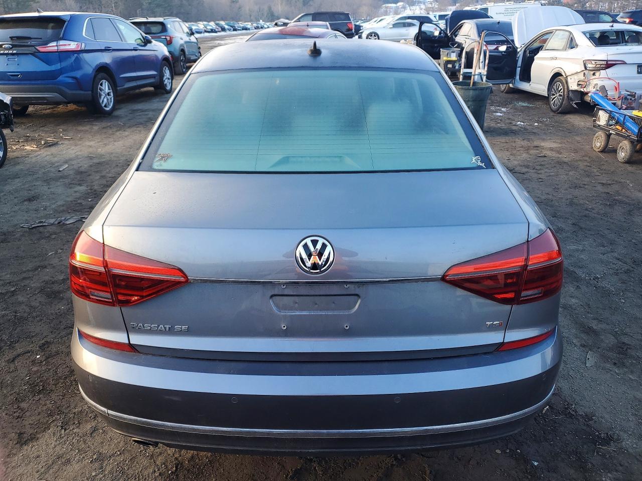 2018 VOLKSWAGEN PASSAT SE photo 11