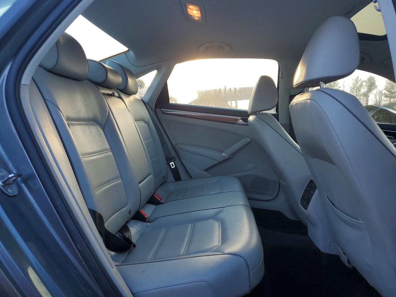 2018 VOLKSWAGEN PASSAT SE photo 19