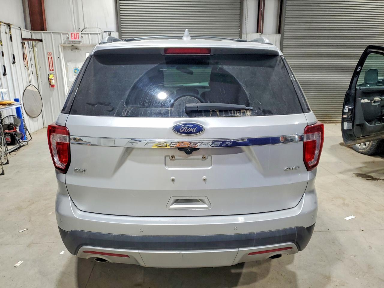 2017 FORD EXPLORER XLT photo 6