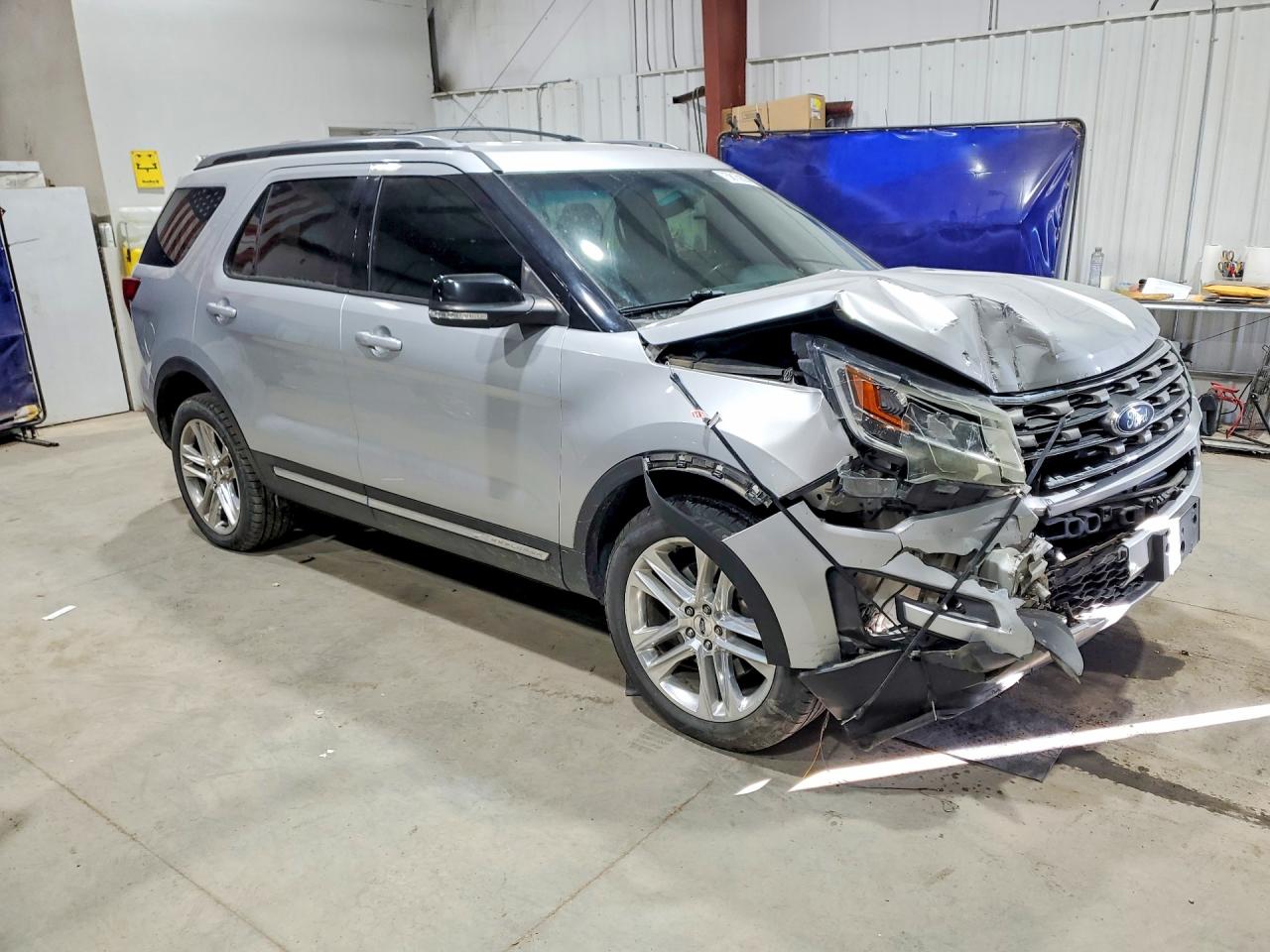 2017 FORD EXPLORER XLT photo 4