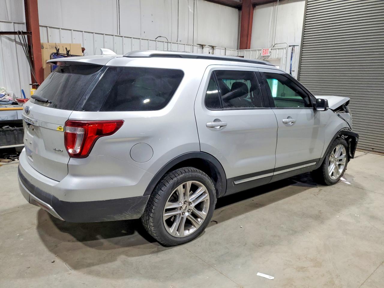 2017 FORD EXPLORER XLT photo 3