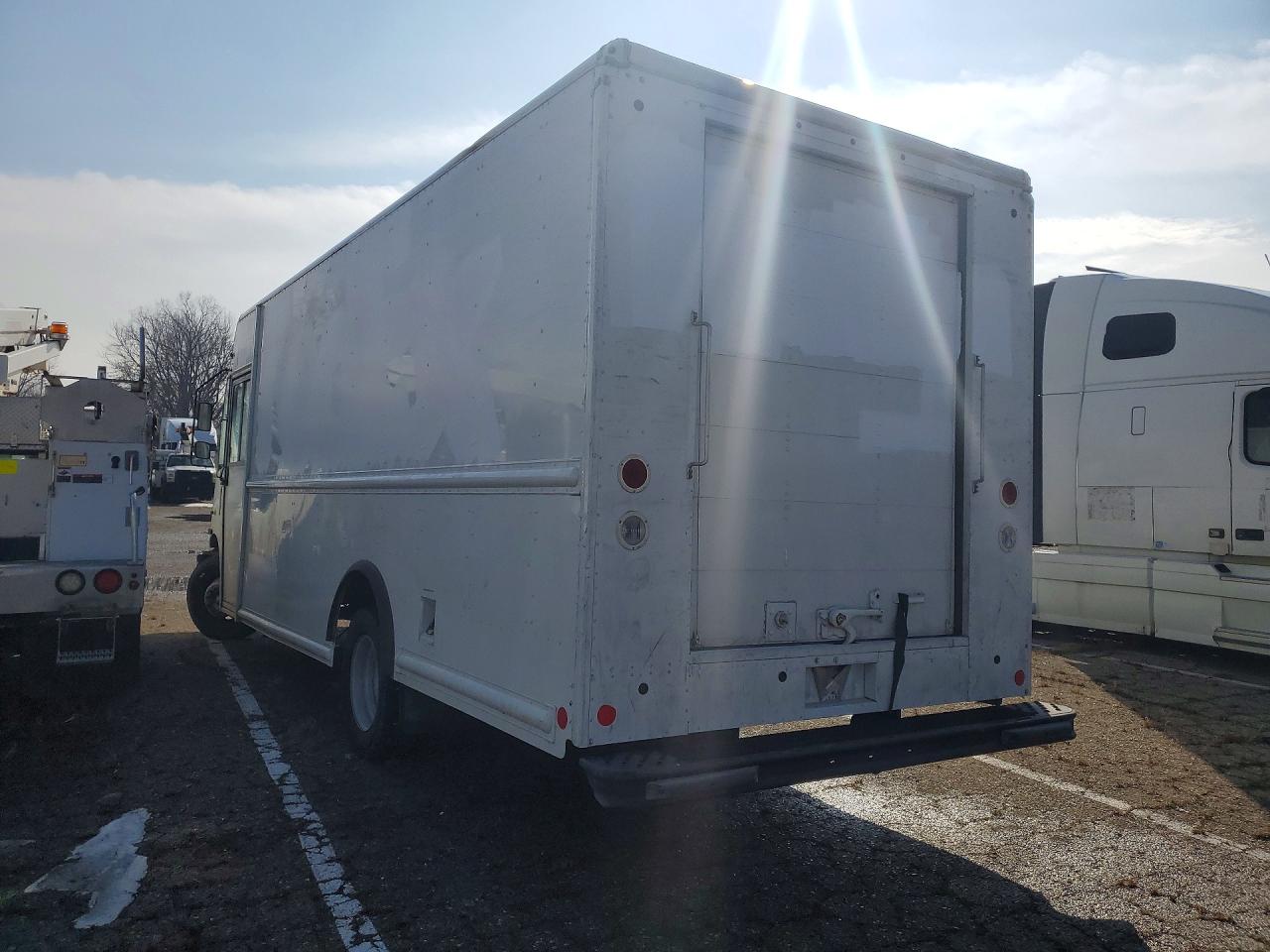 2021 FORD F59 DELIVERY TRUCK photo 2