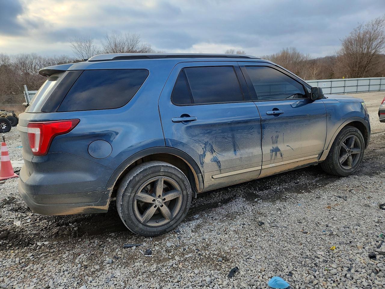 2018 FORD EXPLORER XLT photo 3