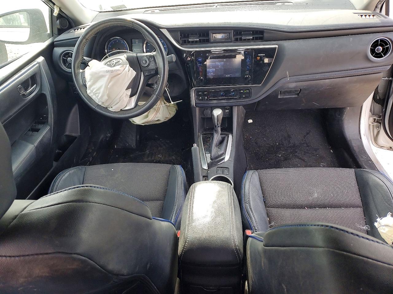 2017 TOYOTA COROLLA SE photo 8