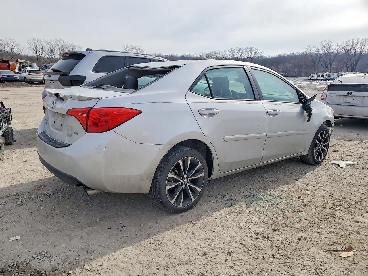 2017 TOYOTA COROLLA SE photo 3