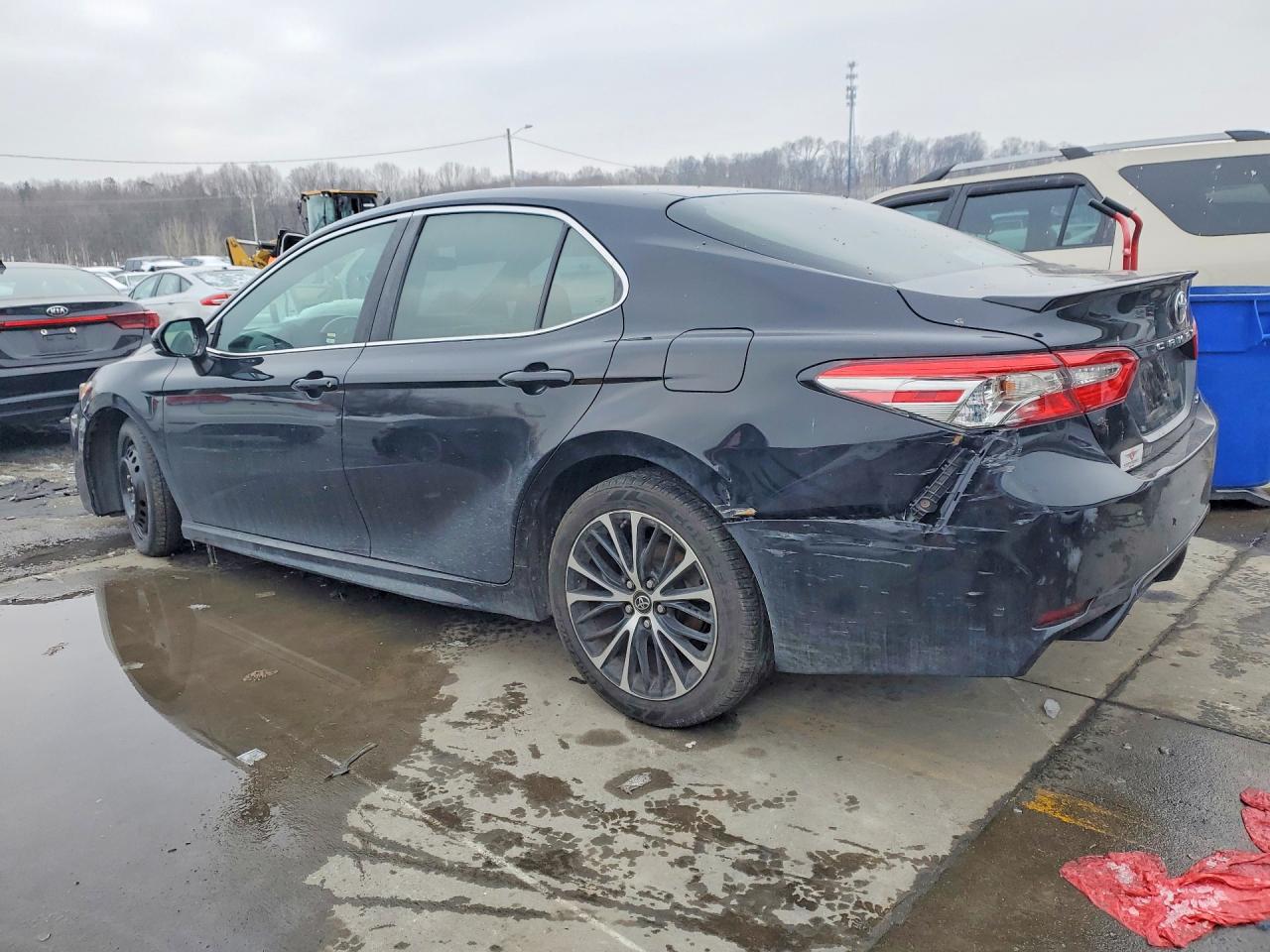 2018 TOYOTA CAMRY SE photo 3