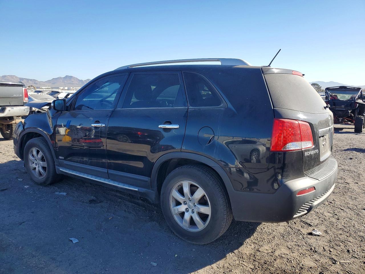 2012 KIA SORENTO BASE photo 2