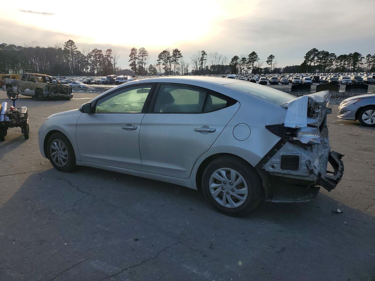 2019 HYUNDAI ELANTRA SE photo 3