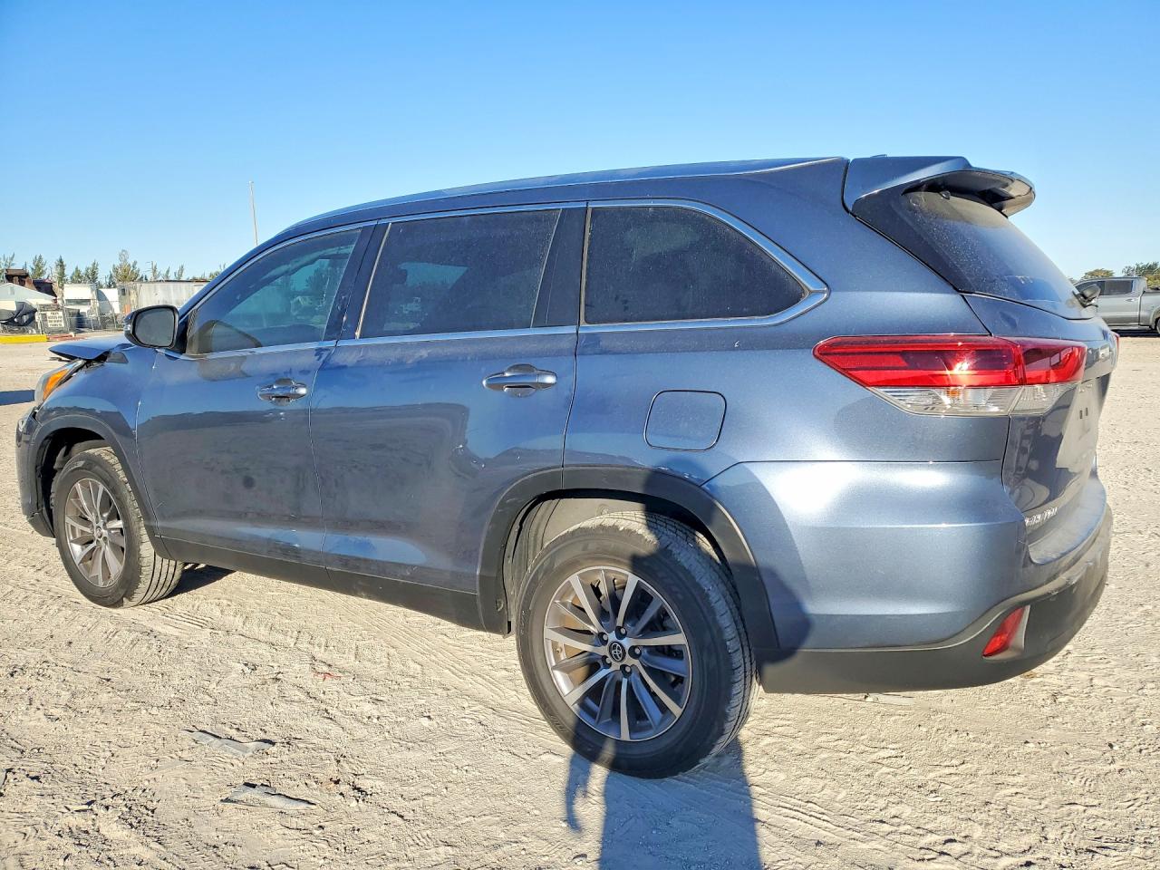 2019 TOYOTA HIGHLANDER SE photo 2