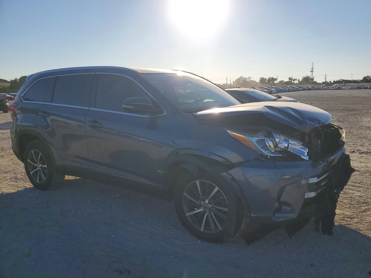 2019 TOYOTA HIGHLANDER SE photo 4
