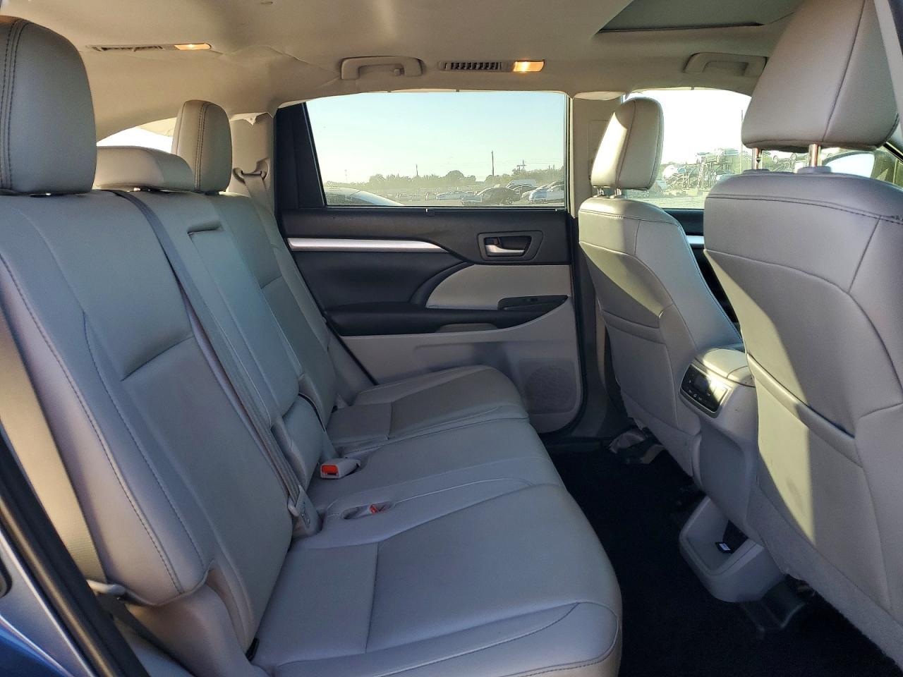 2019 TOYOTA HIGHLANDER SE photo 11