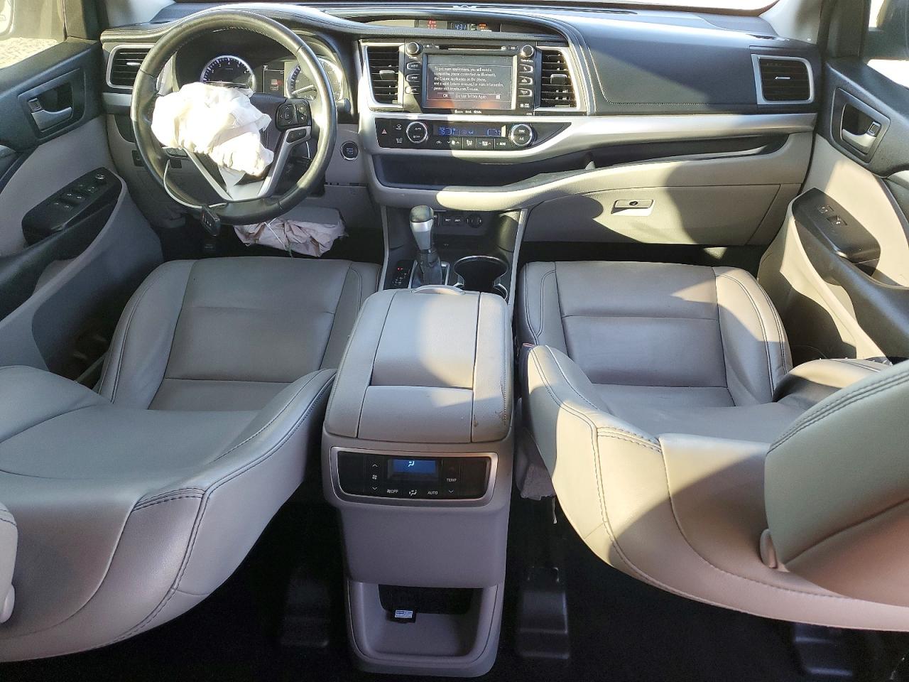 2019 TOYOTA HIGHLANDER SE photo 8