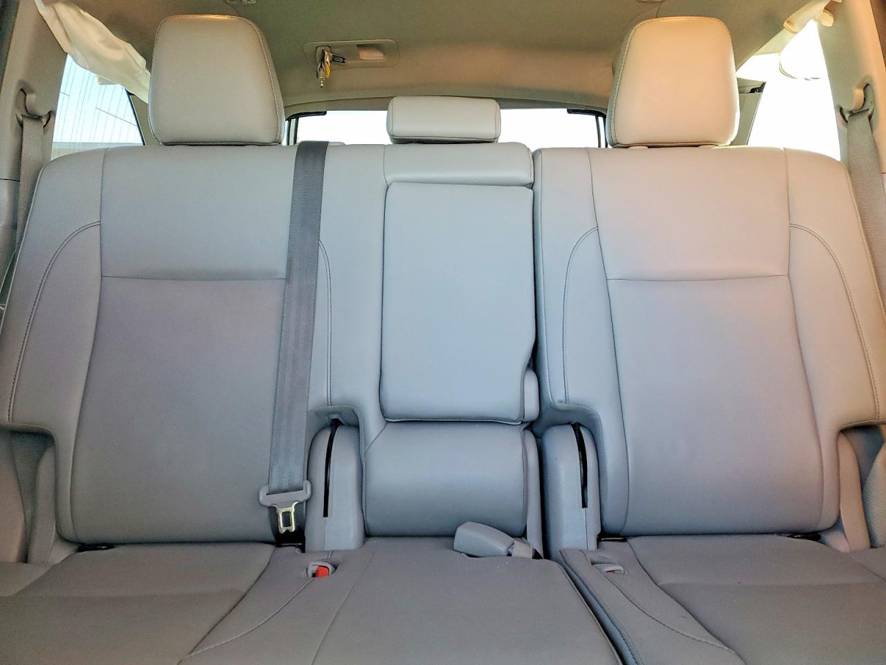 2019 TOYOTA HIGHLANDER SE photo 10