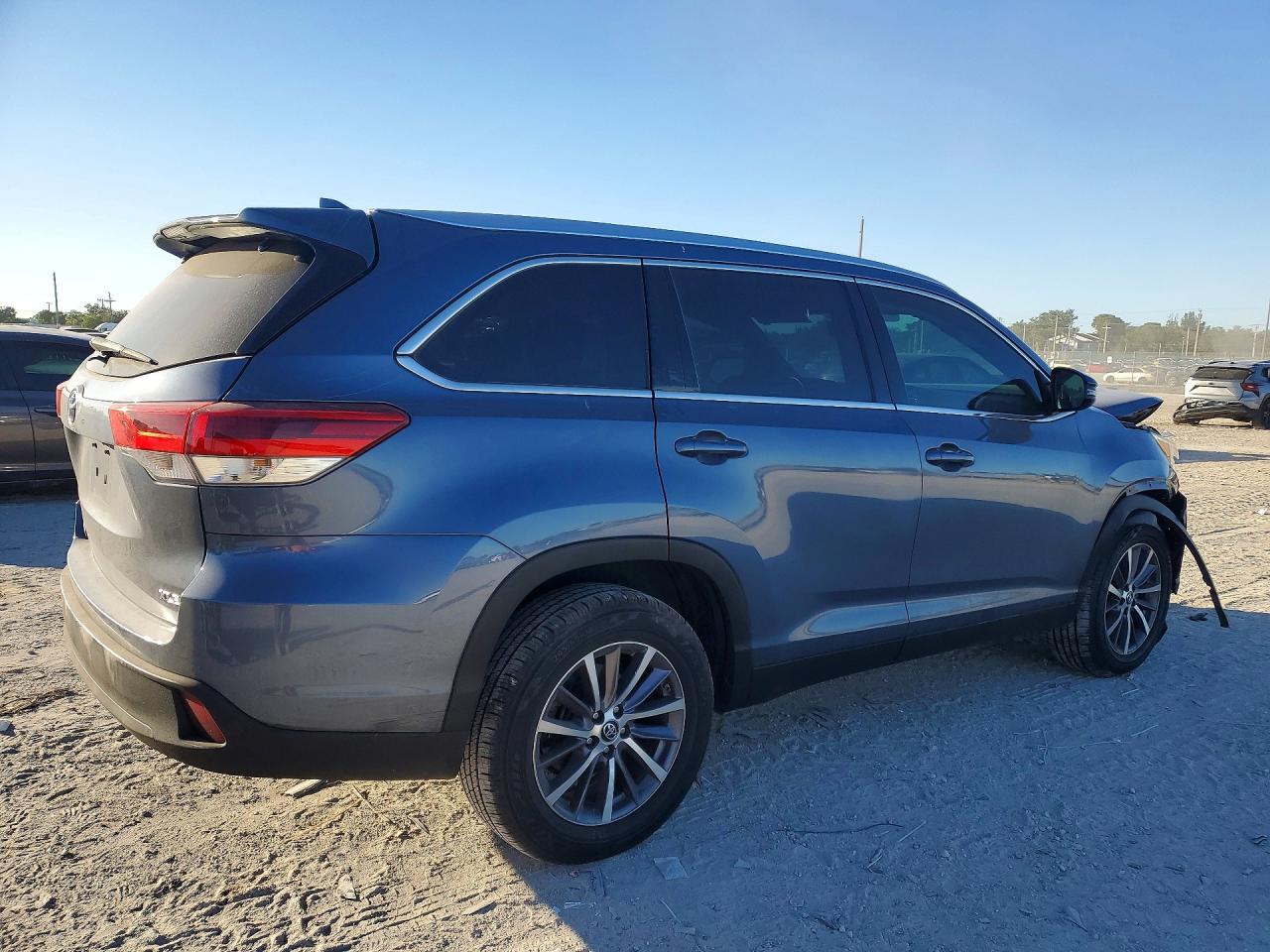 2019 TOYOTA HIGHLANDER SE photo 3