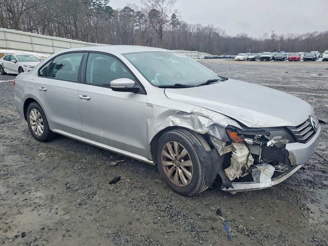 2015 VOLKSWAGEN PASSAT S photo 4