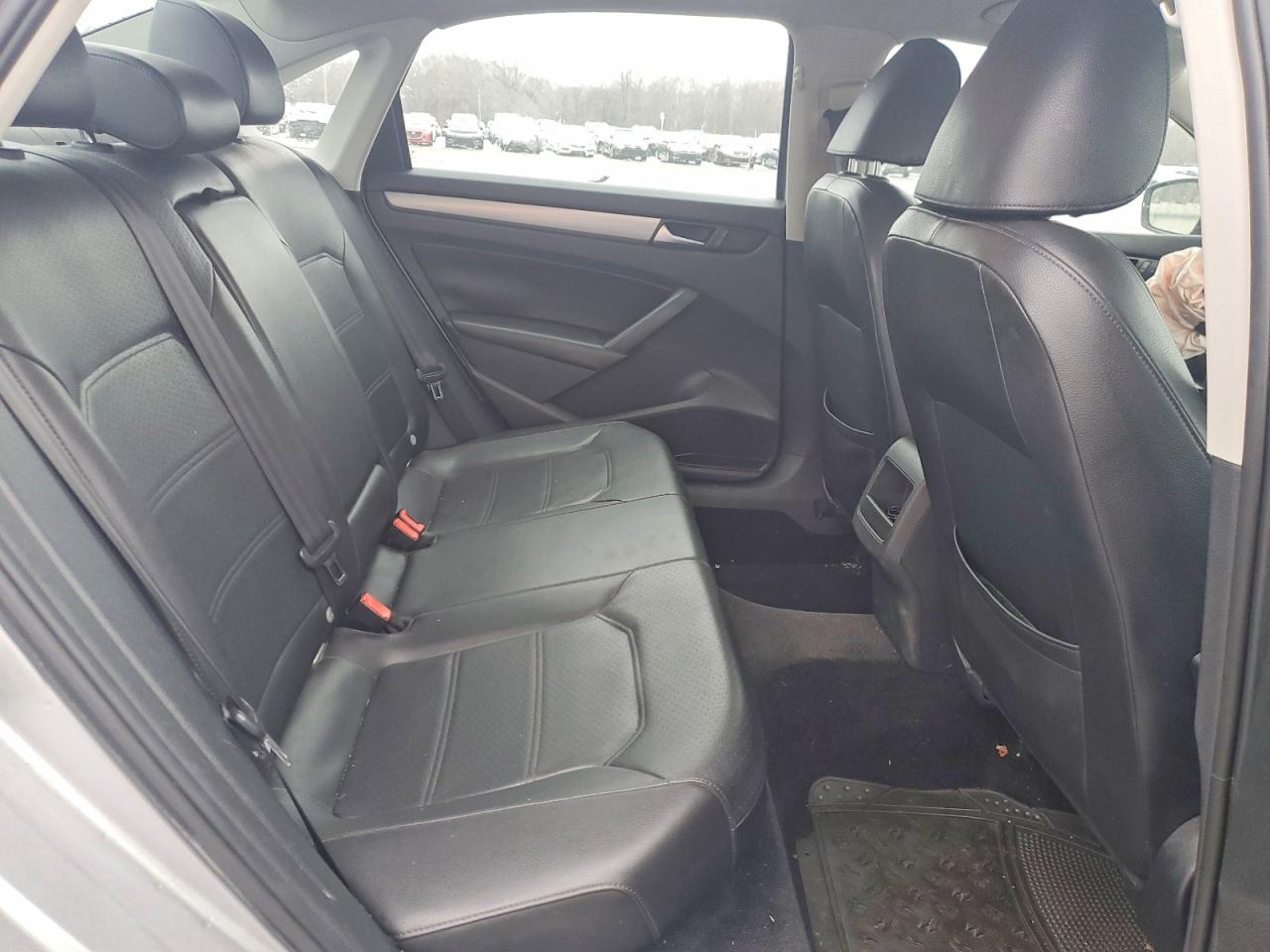2015 VOLKSWAGEN PASSAT S photo 10