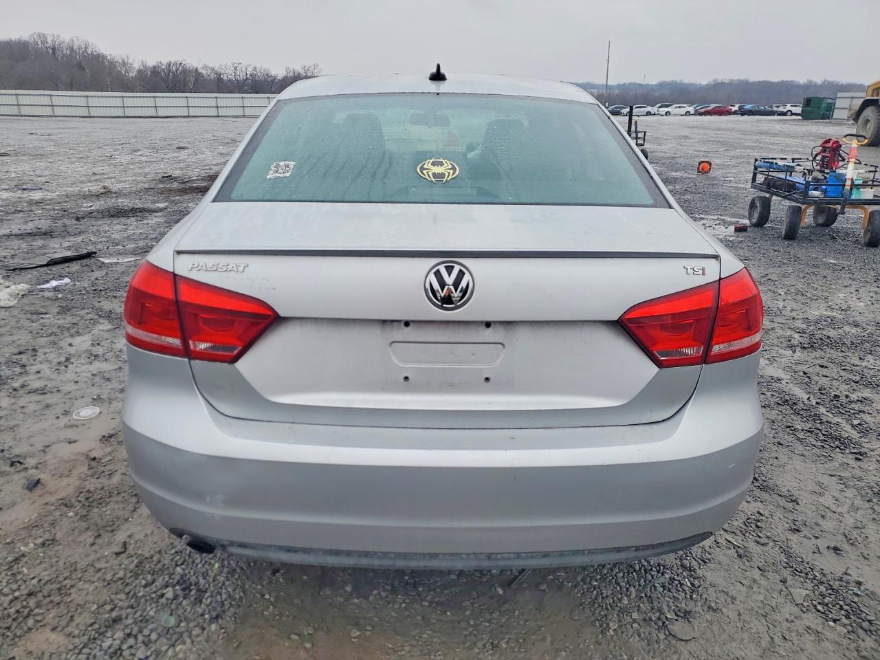 2015 VOLKSWAGEN PASSAT S photo 6