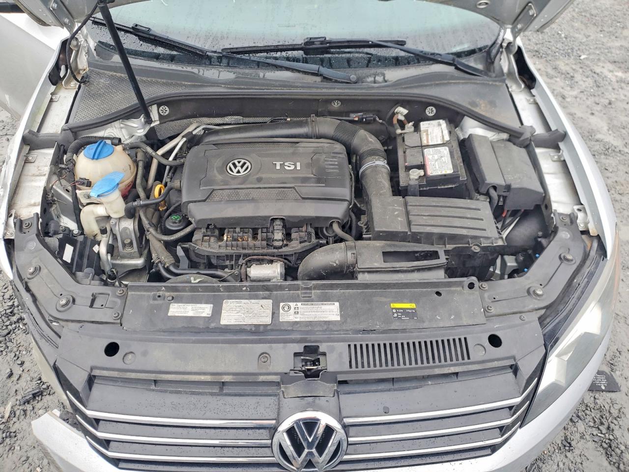 2015 VOLKSWAGEN PASSAT S photo 11