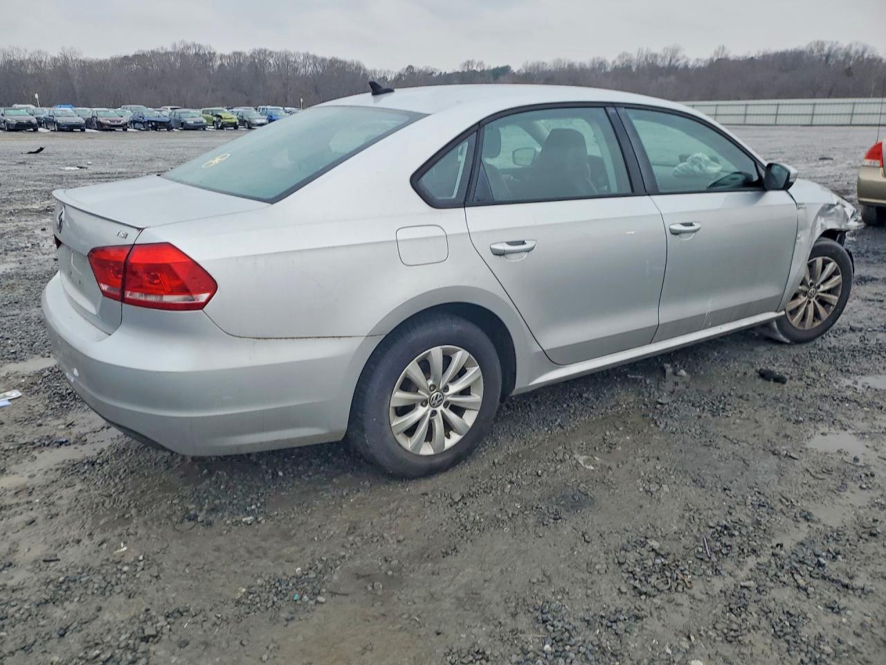 2015 VOLKSWAGEN PASSAT S photo 3