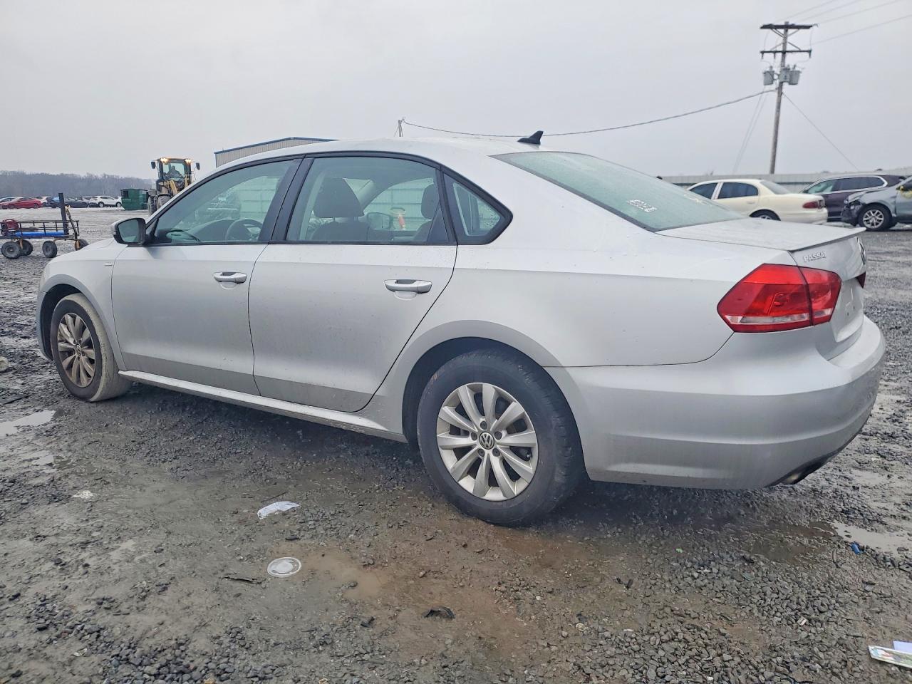 2015 VOLKSWAGEN PASSAT S photo 2