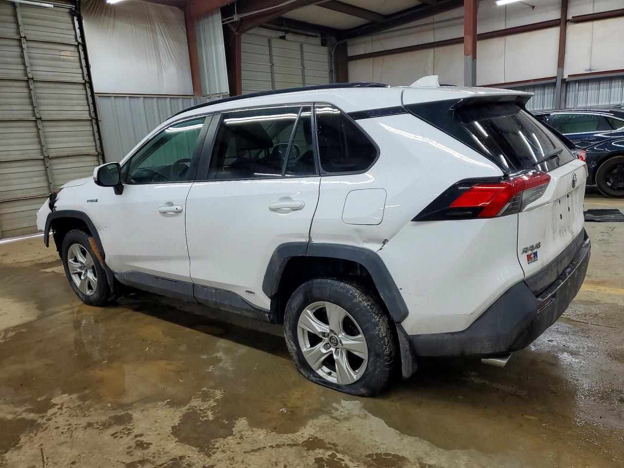 2021 TOYOTA RAV4 XLE photo 4
