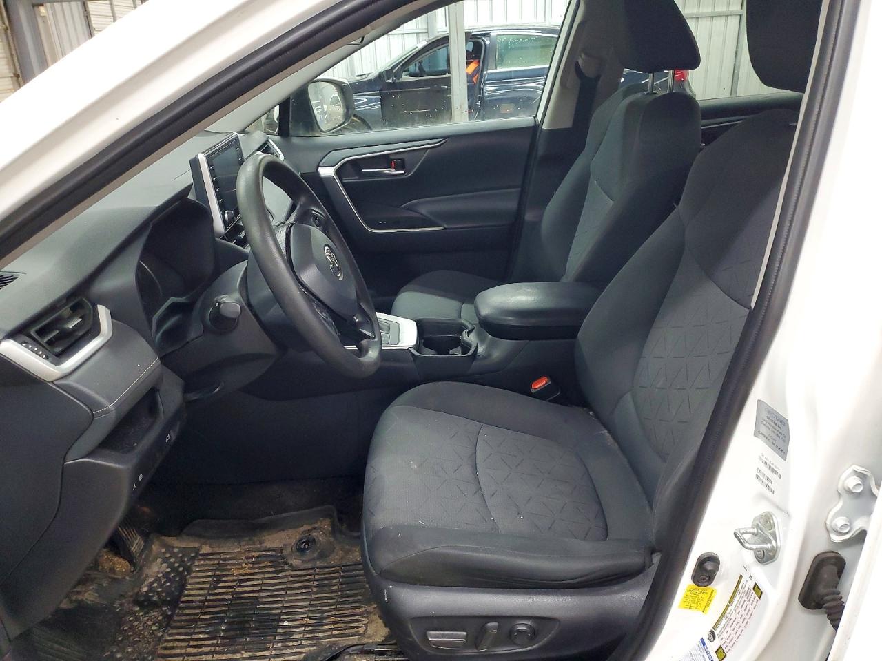 2021 TOYOTA RAV4 XLE photo 19