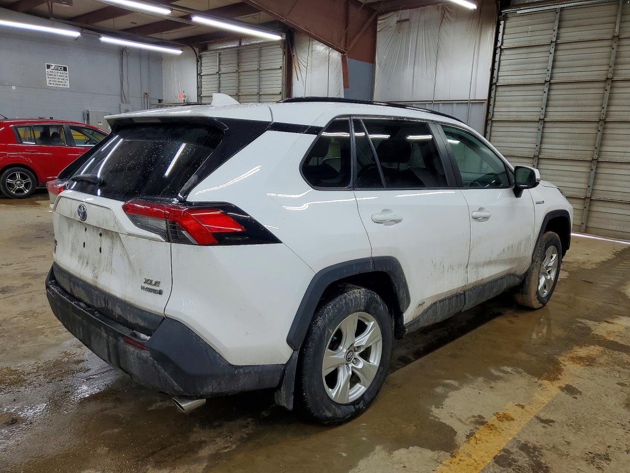 2021 TOYOTA RAV4 XLE photo 7