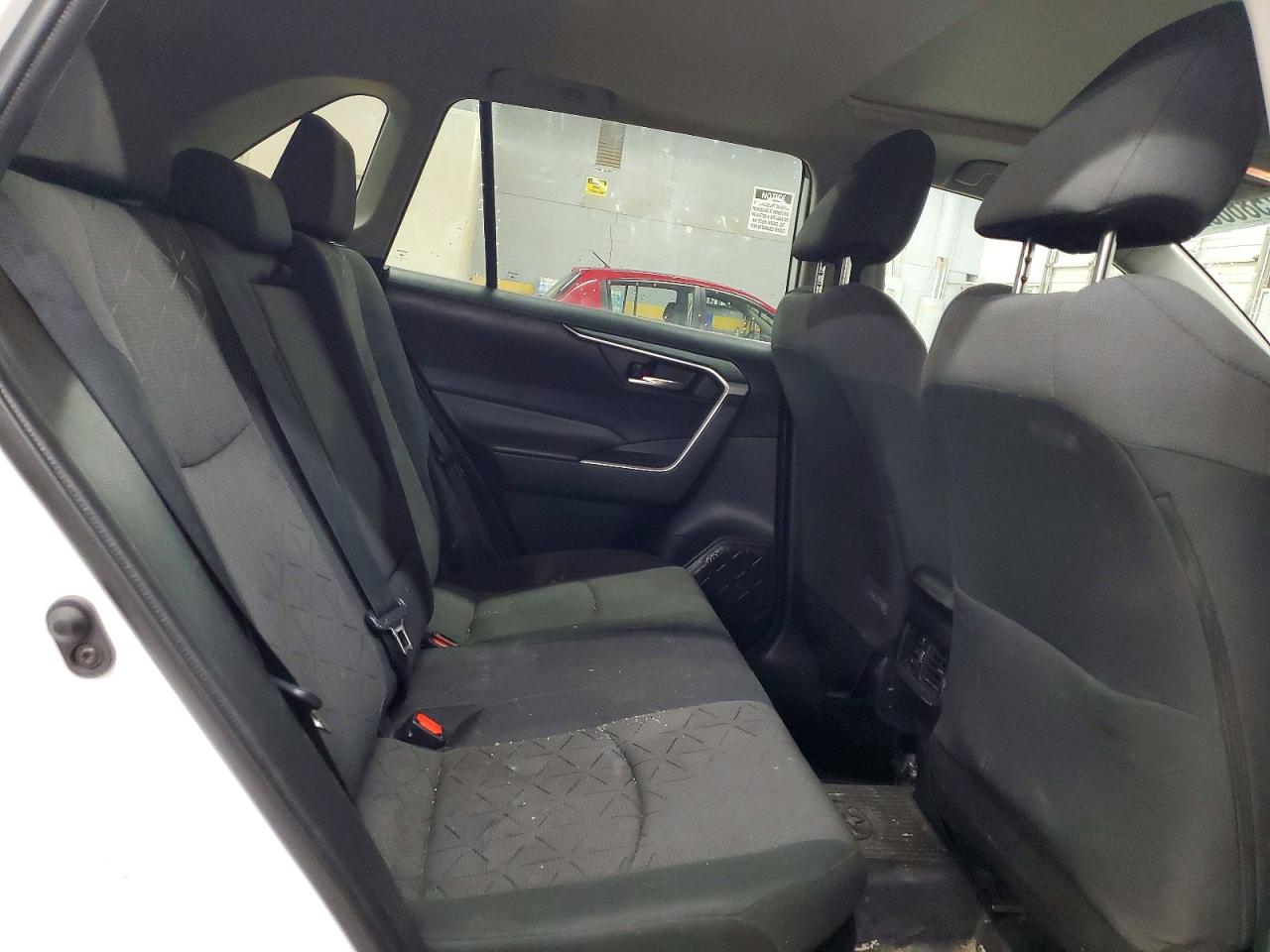 2021 TOYOTA RAV4 XLE photo 31