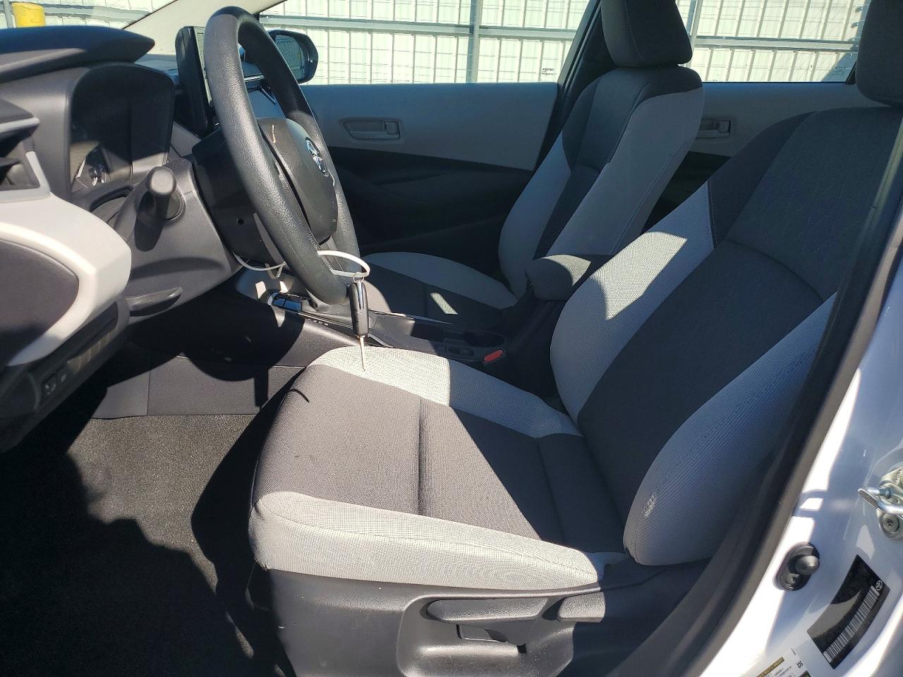 2025 TOYOTA COROLLA LE photo 19