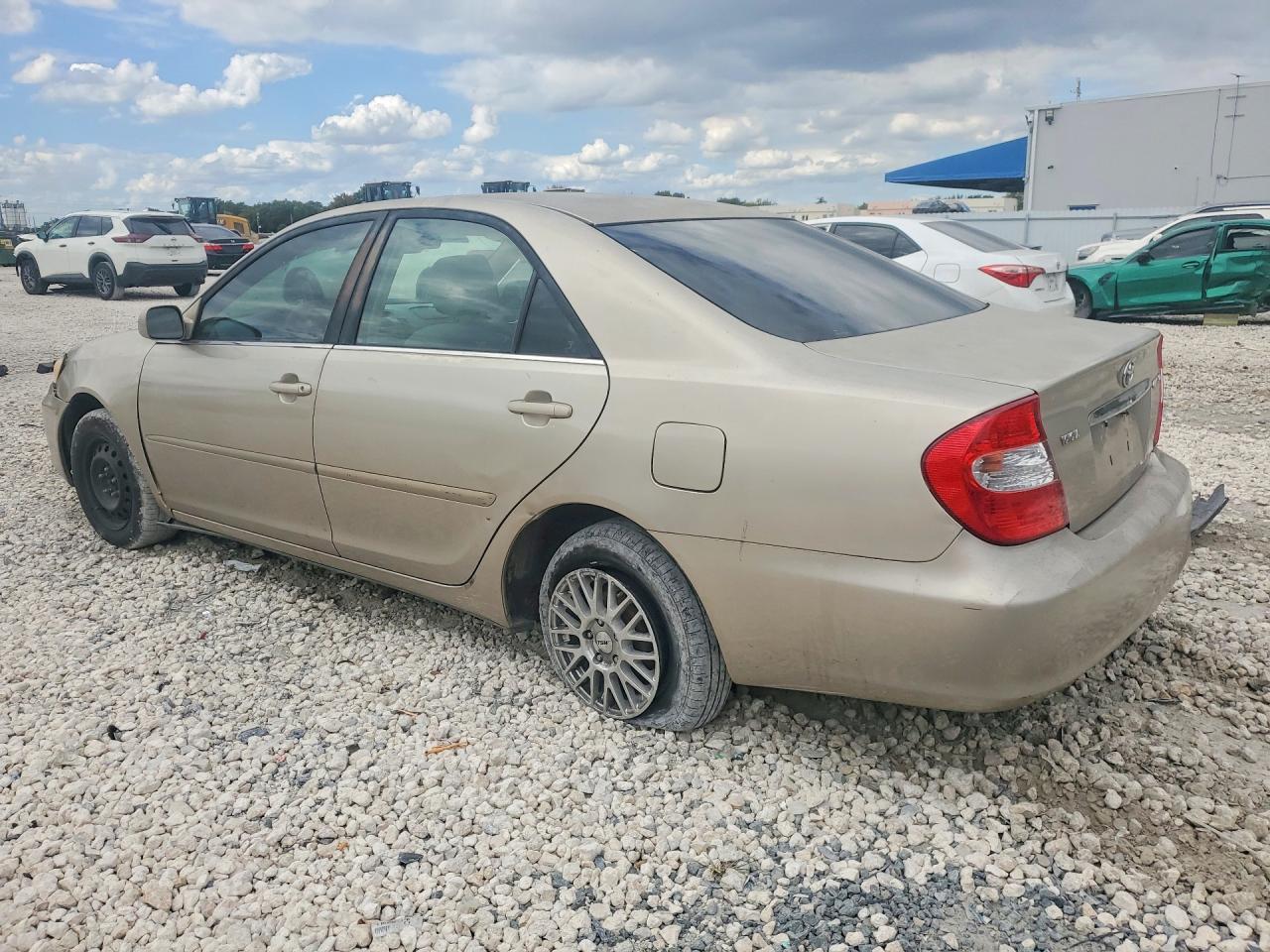 2003 TOYOTA CAMRY LE photo 4