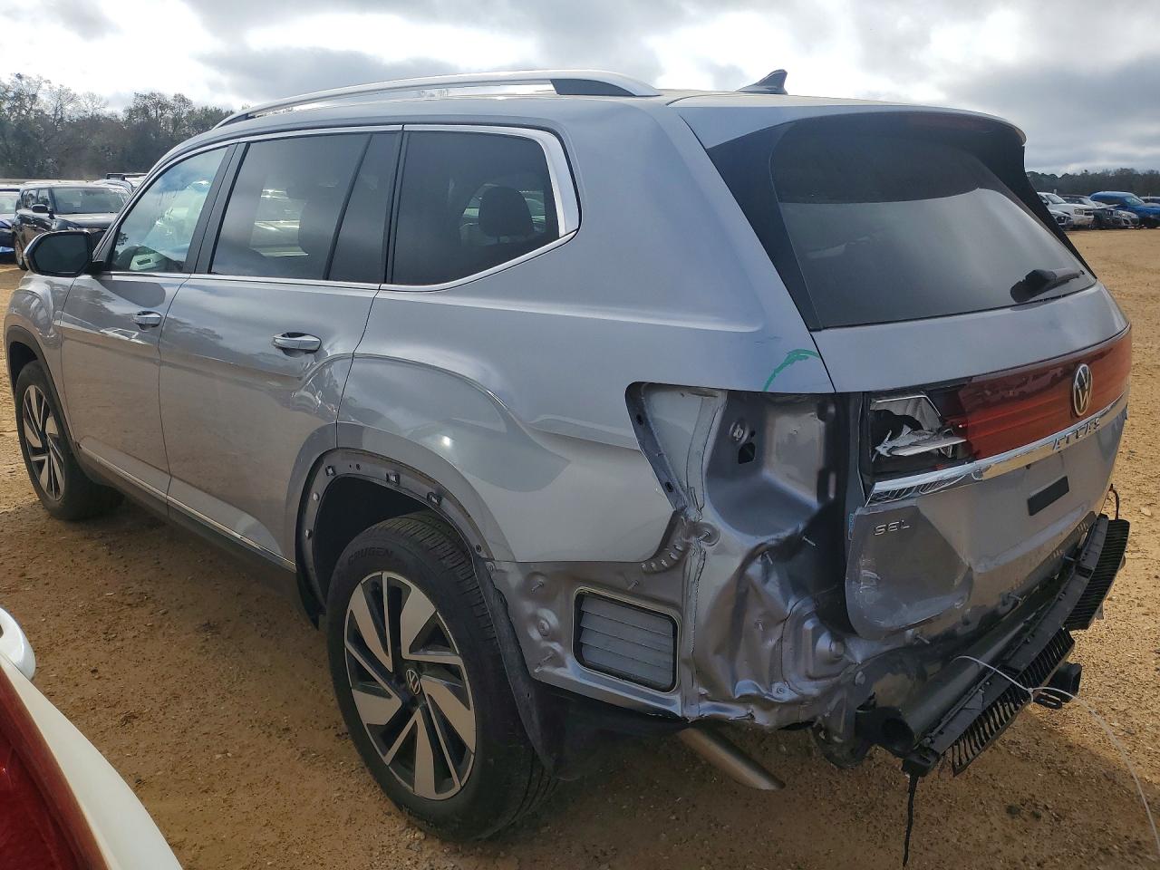 2024 VOLKSWAGEN ATLAS SEL photo 2