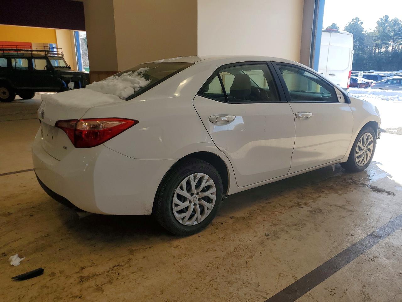 2018 TOYOTA COROLLA LE photo 3