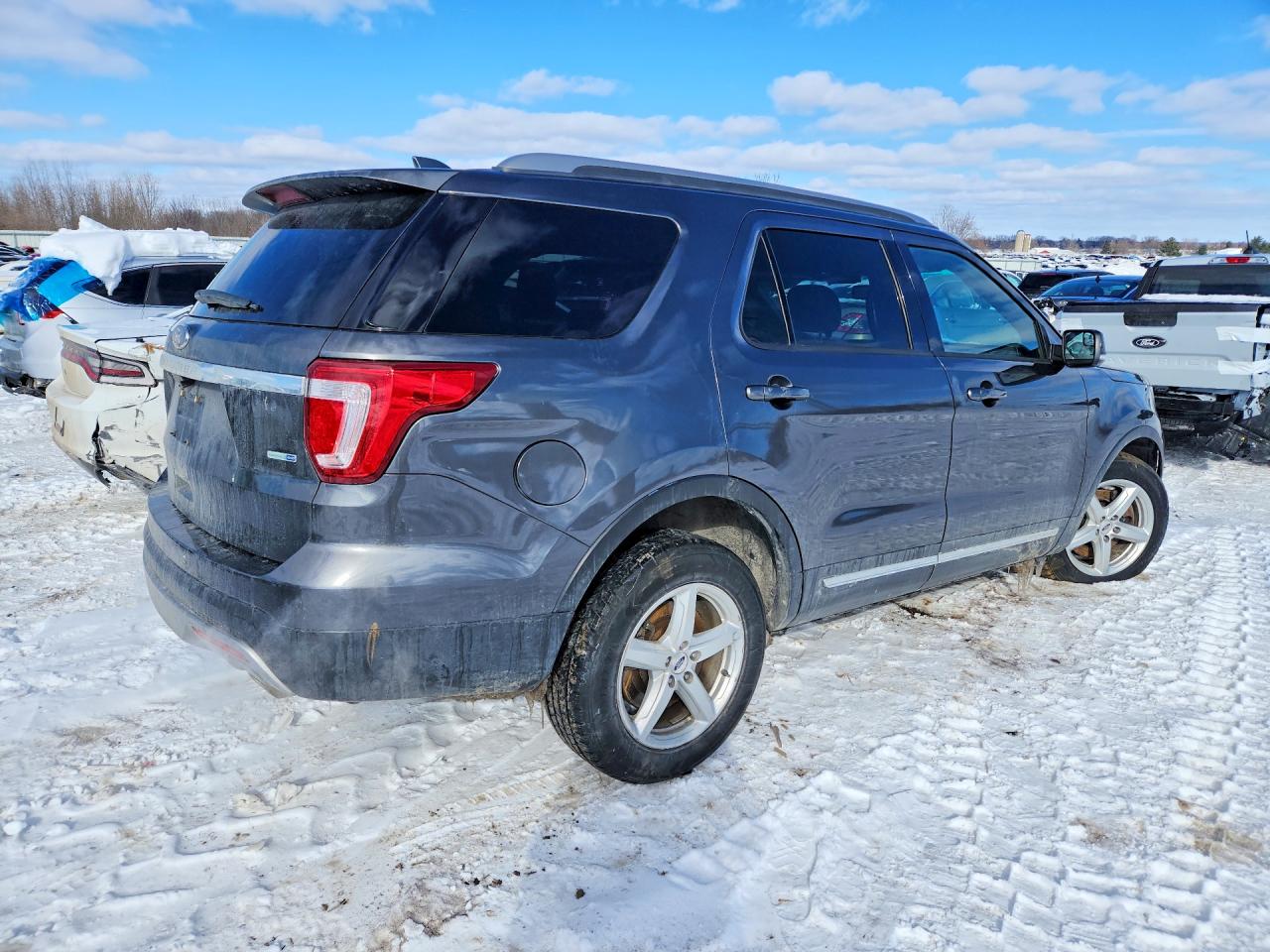 2016 FORD EXPLORER XLT photo 3