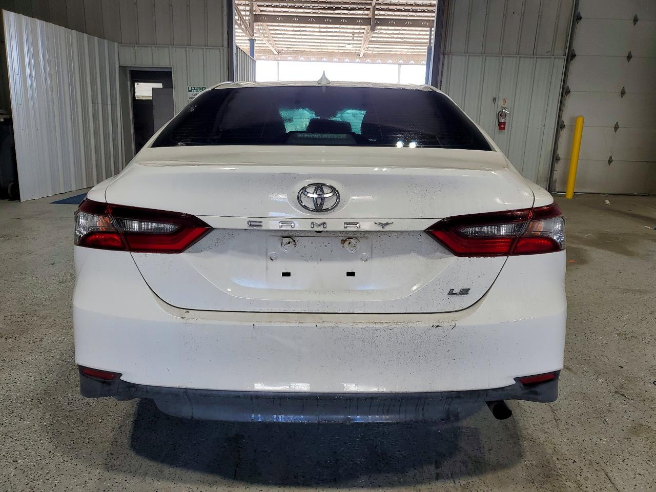 2022 TOYOTA CAMRY LE photo 16