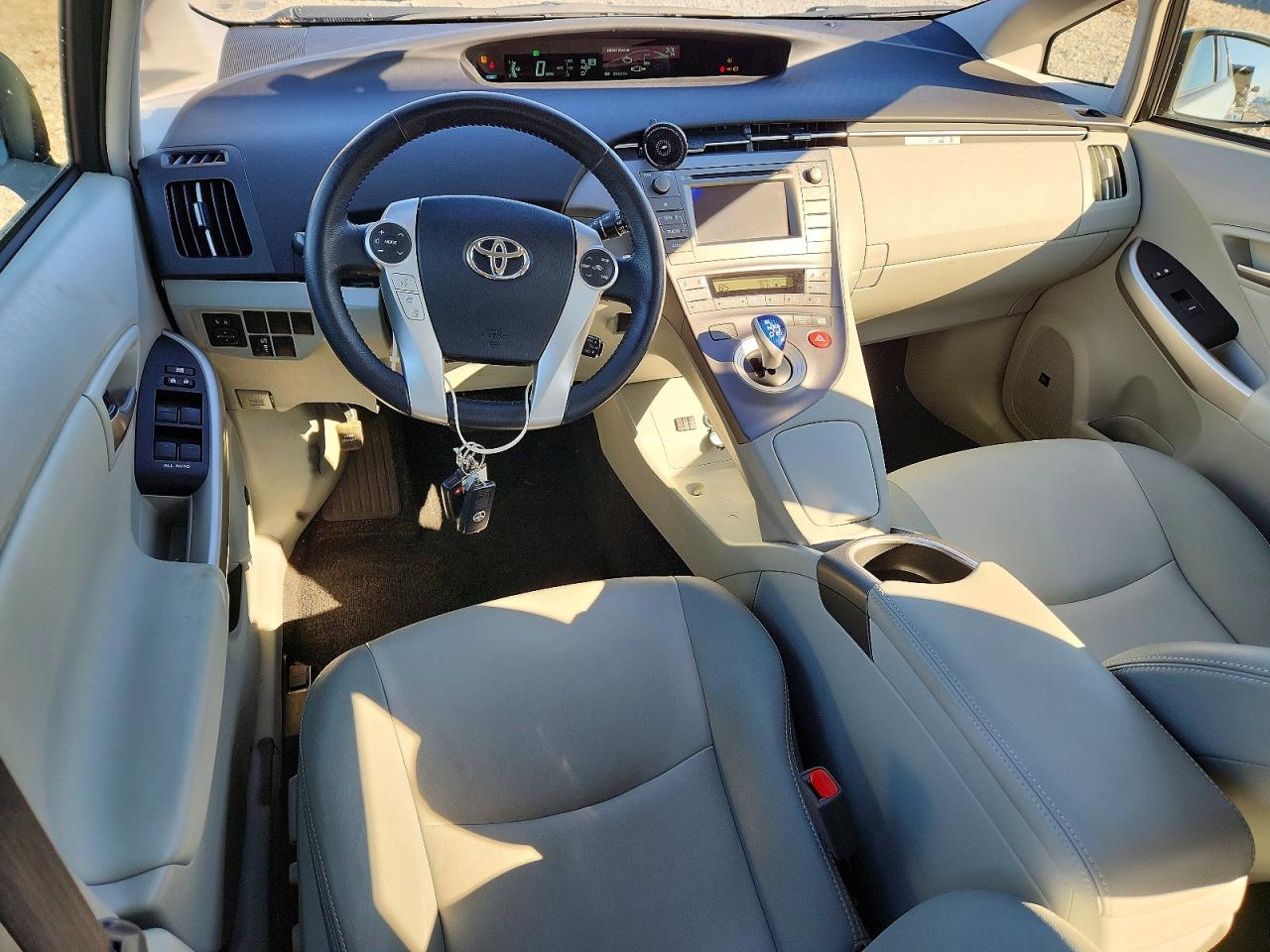 2015 TOYOTA PRIUS photo 8