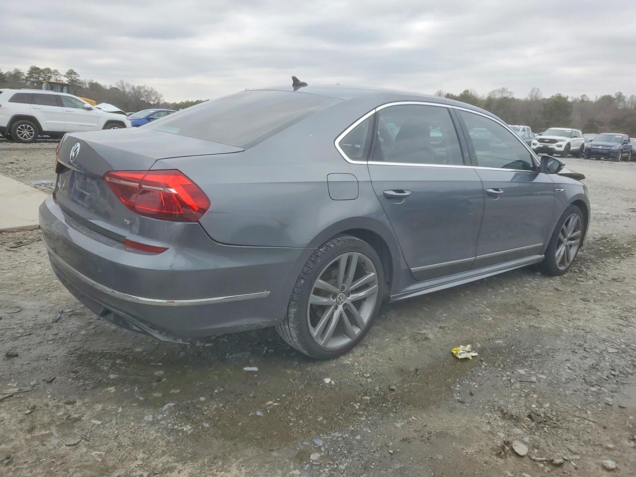 2017 VOLKSWAGEN PASSAT R-LINE photo 5
