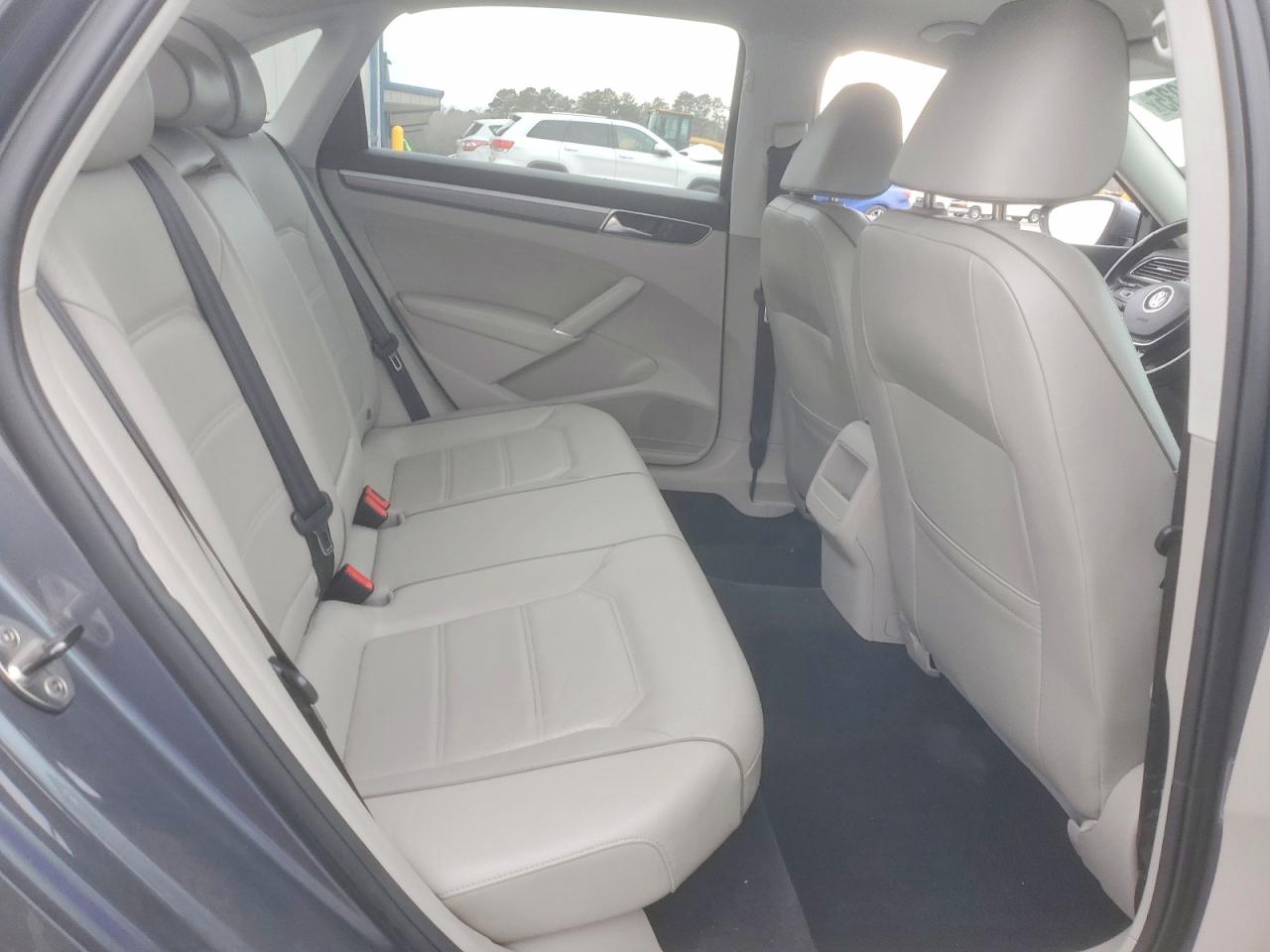 2017 VOLKSWAGEN PASSAT R-LINE photo 19