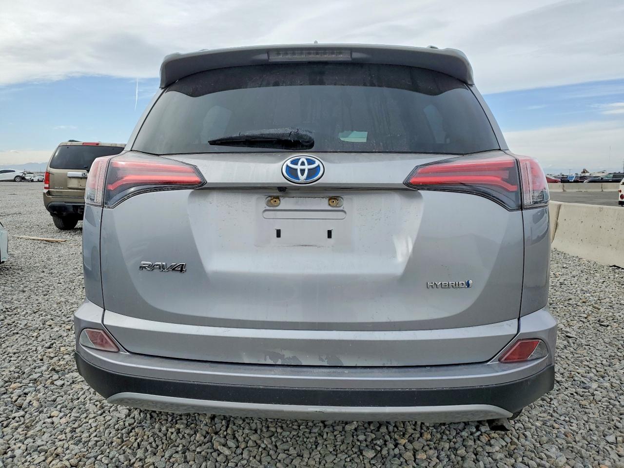 2018 TOYOTA RAV4 LE photo 6