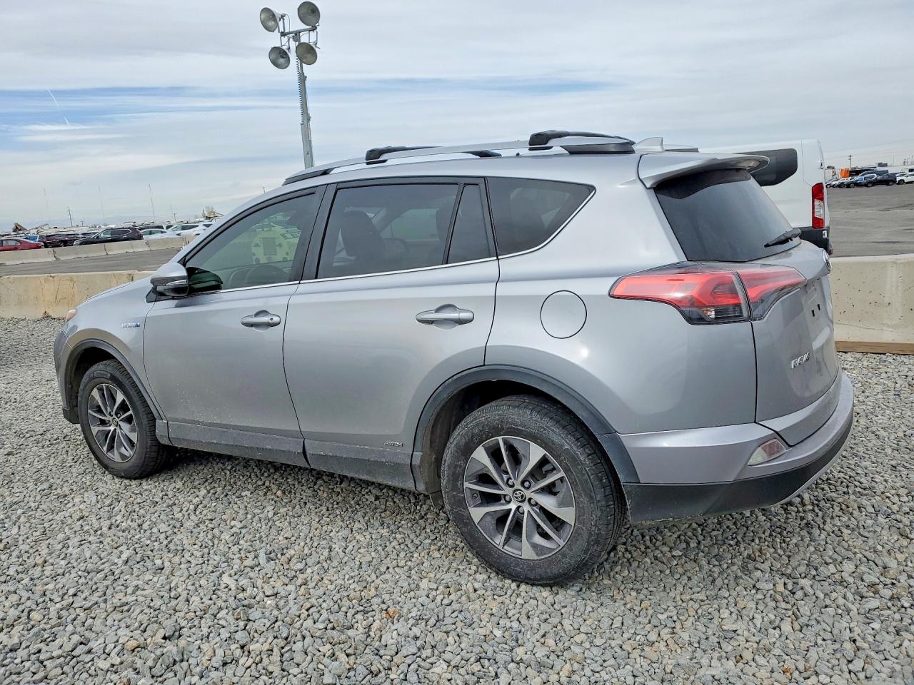 2018 TOYOTA RAV4 LE photo 2