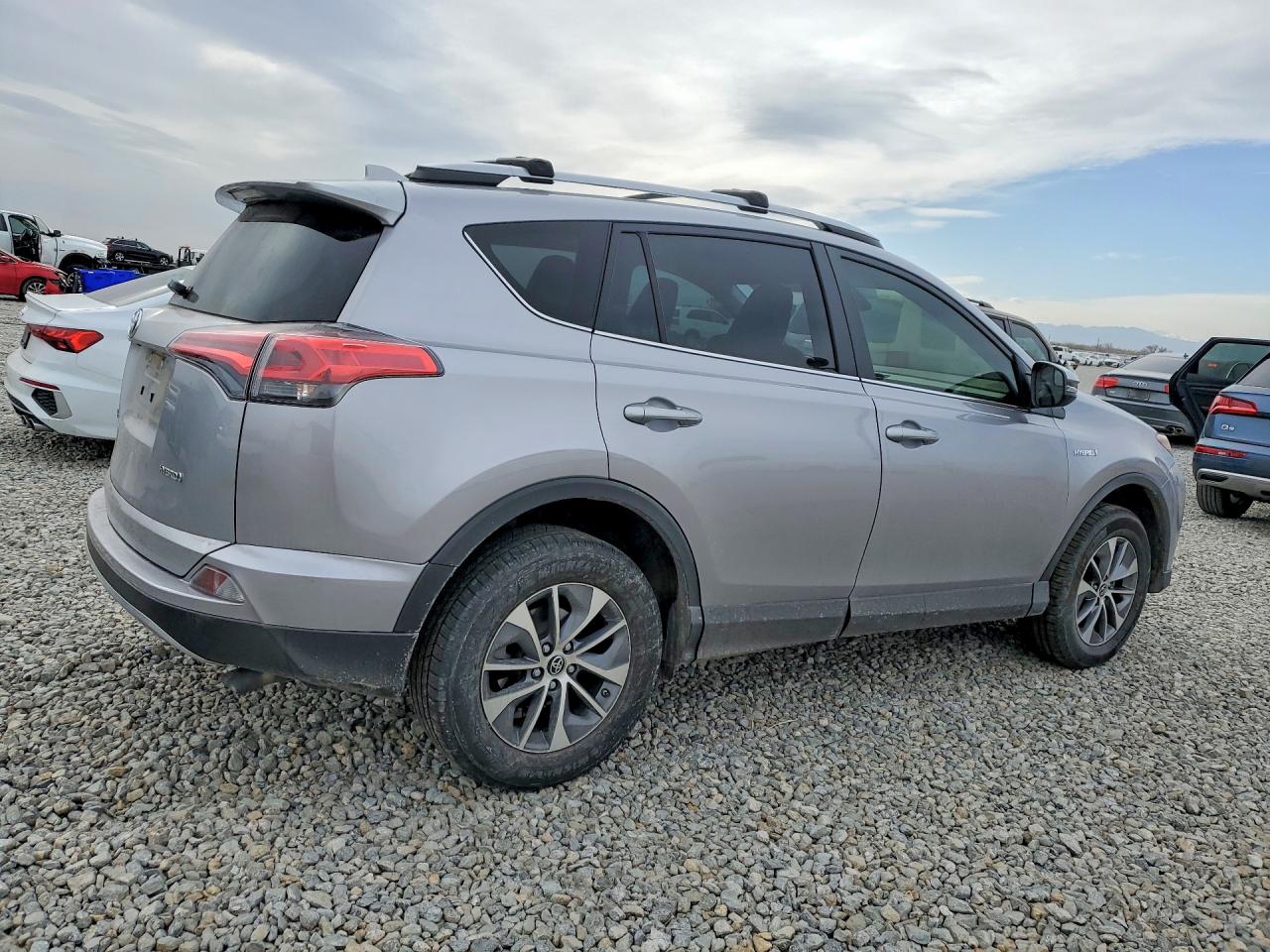 2018 TOYOTA RAV4 LE photo 3