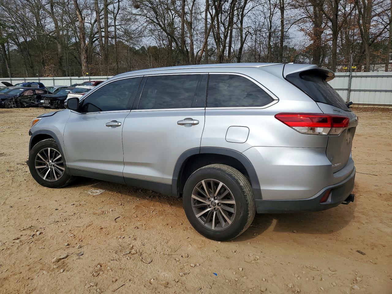 2019 TOYOTA HIGHLANDER SE photo 3