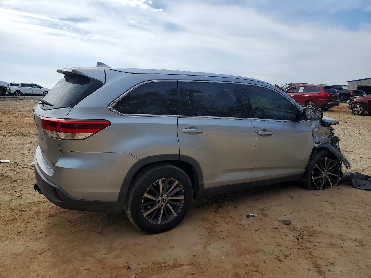 2019 TOYOTA HIGHLANDER SE photo 5