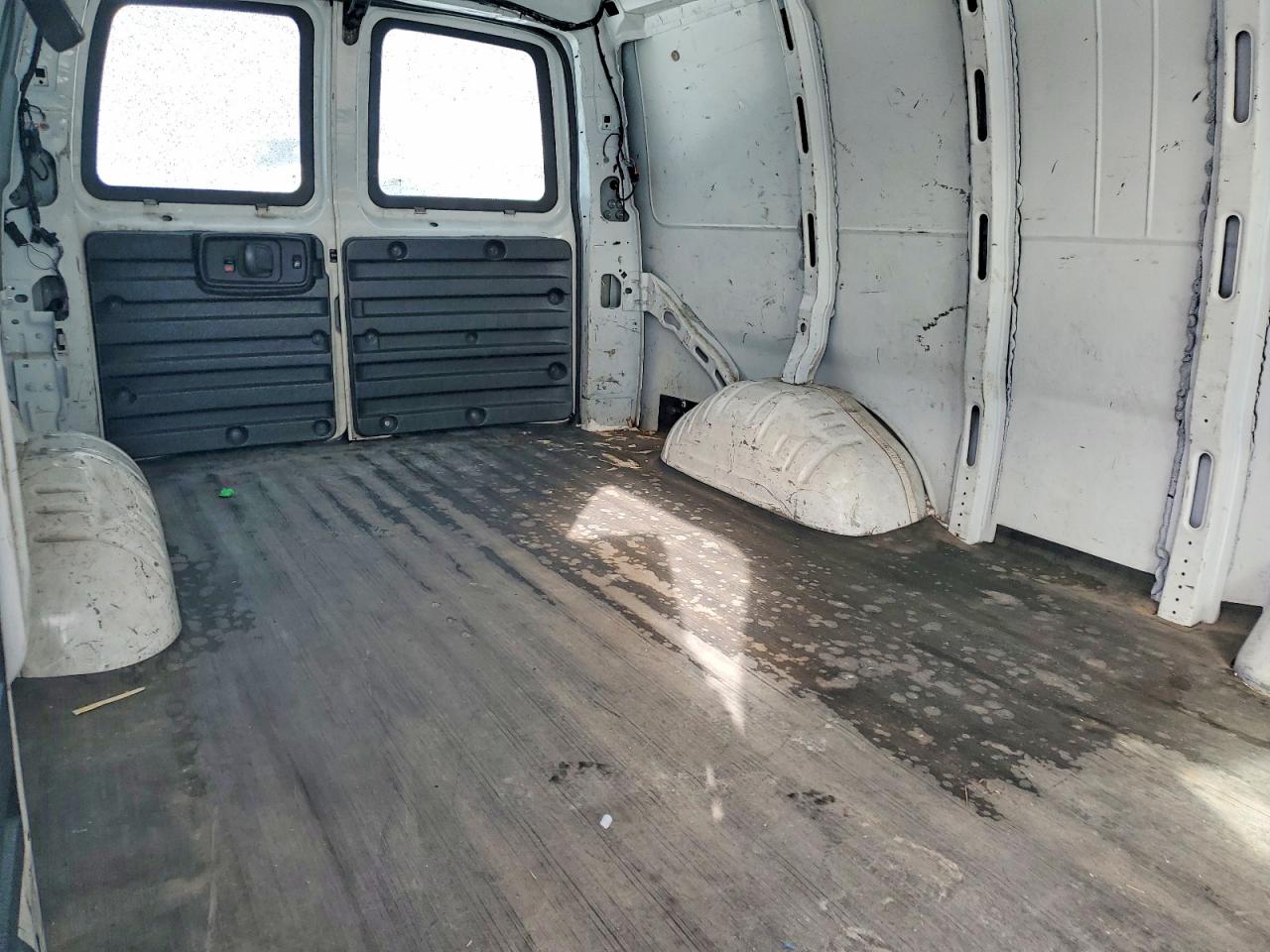 2015 GMC SAVANA G2500 photo 19